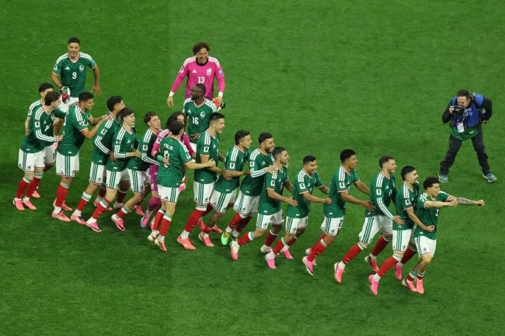 El plantel mexicano celebra su pase a los octavos de final. Foto: EFE.