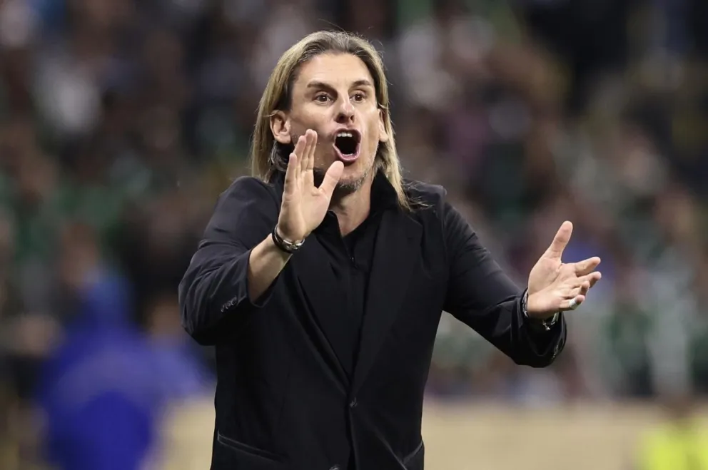 El argentino Sebastian Beccacece da instrucciones a los jugadores de Ecuador durante el partido con México. Foto: EFE
