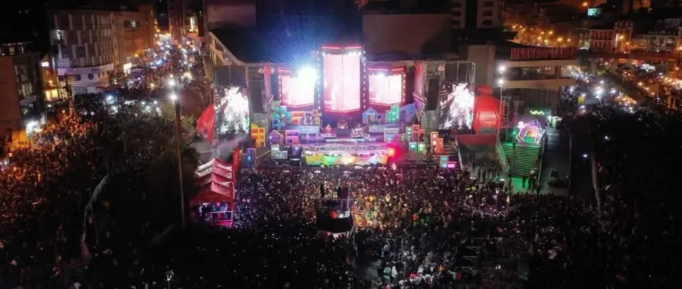 La verbena paceña del 2023 se llevó en la plaza San Francisco. Foto: AMUN
