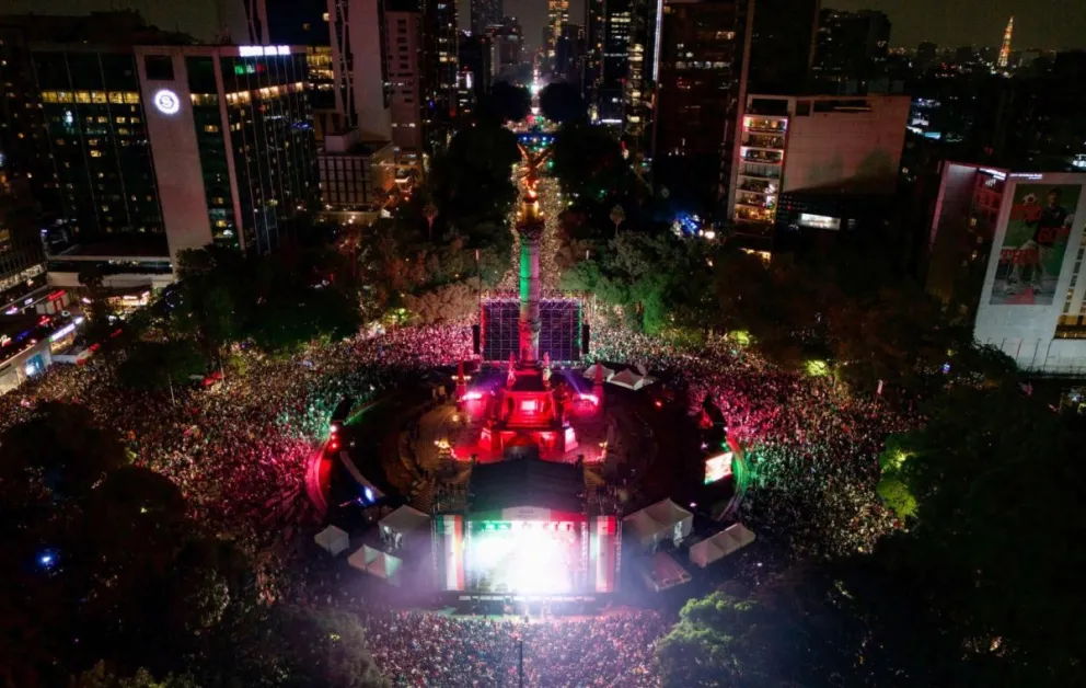 Fotografía aérea que muestra aficionados de México celebrando el triunfo ante Ecuador en el Ángel de la Independencia. Foto: EFE