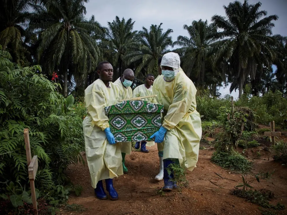 Trabajadores sanitarios entierran as las víctimas del ébola en el Congo. Foto: EFE