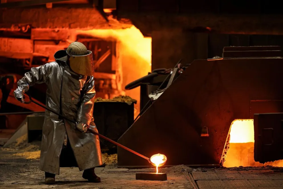 Un trabajador en una fábrica de acero de la empresa alemana ThyssenKrupp en Duisburg, en el noroeste de Germany. Foto: EFE