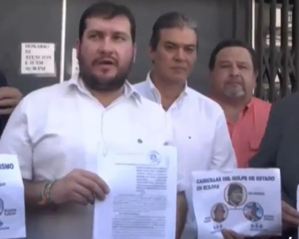 El presidente cívico Stello Cochamanidis tras presentar la demanda por los bloqueos en la Fiscalía. Foto: Captura de imagen