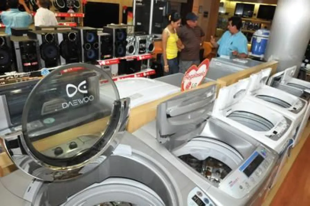 En el mercado Uyustus, los electrodomésticos no subieron de precio, pese a vigencia del tipo de cambio flexible del dólar. Foto: IBCE