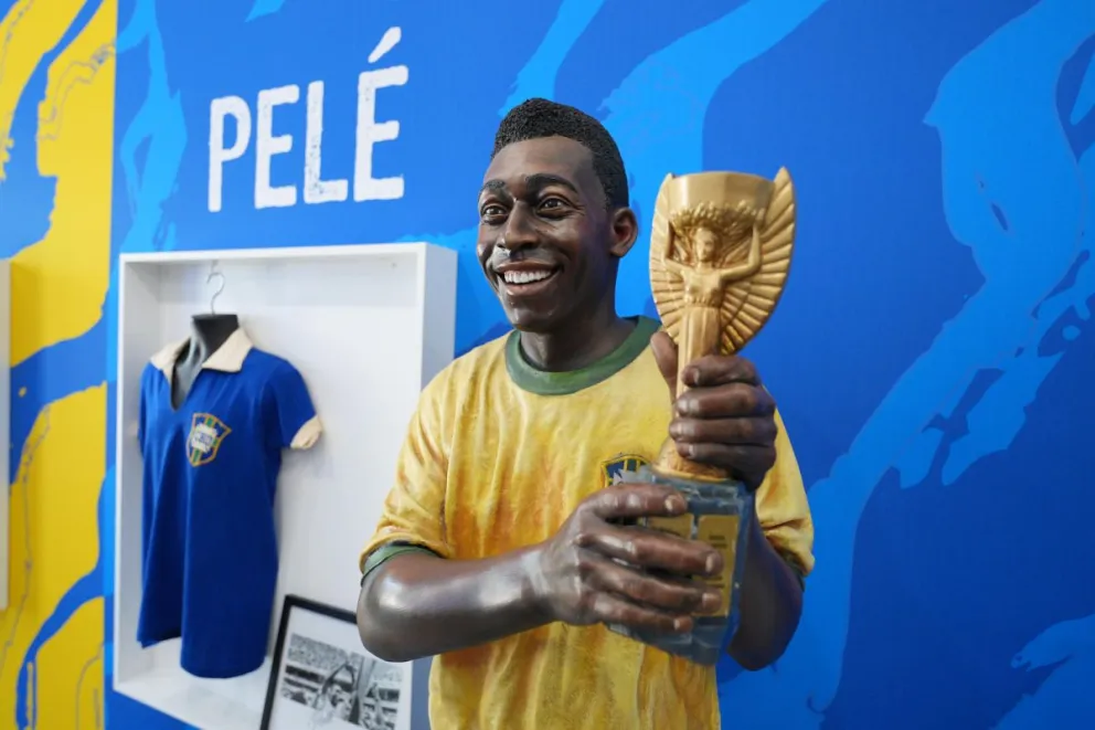 Una estatua del brasileño Pelé. Foto: EFE.