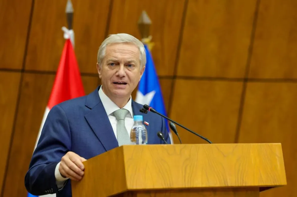Fotografía cedida por el Senado de Paraguay que muestra al presidente de Chile, José Antonio Kast, hablando en el congreso de Paraguay este miércoles, en Asunción (Paraguay). Foto: EFE