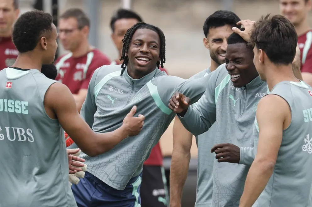 Los jugadores suizos bromean en un entrenamiento antes de enfrentarse a Argelia. Foto: EFE