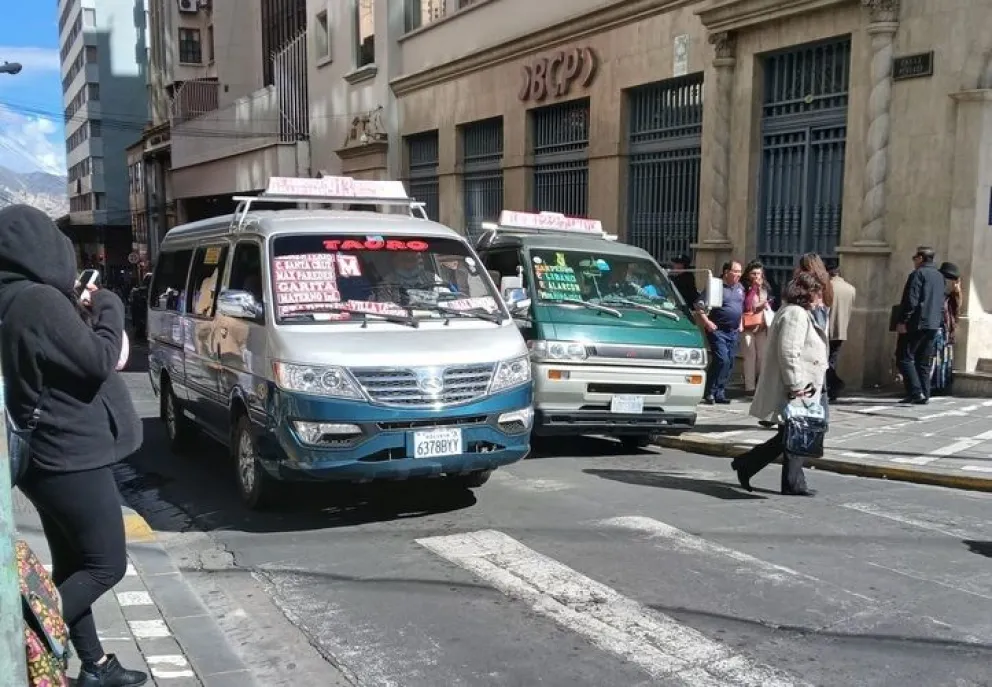 Choferes del transporte público en La Paz y Santa Cruz plantean incremento en los pasajes debido al tipo de cambio flexible del dólar. Foto: Erbol