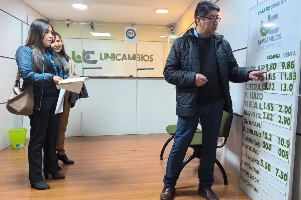 Personal de ASFI realiza controles en las casas de cambio. Foto: ASFI