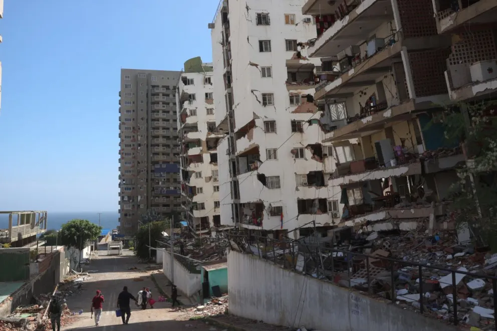 Fotografía que muestra edificios afectados por el doble terremoto de magnitudes 7,2 y 7,5, este 1 de julio de 2026, en La Guaira (Venezuela). Foto: EFE