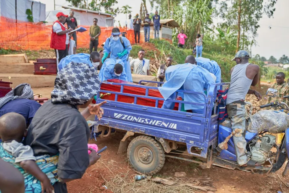 Familiares de víctimas del ébola recogen los cuerpos en el hospital de Mongbwalu, Ituri, República Democrática del Congo. Foto: EFE 