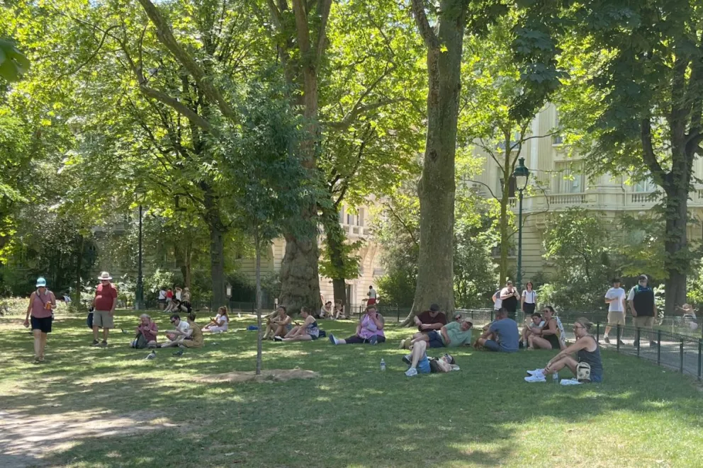 Cientos de turistas se refugian del calor en París el pasado miércoles. Foto: EFE