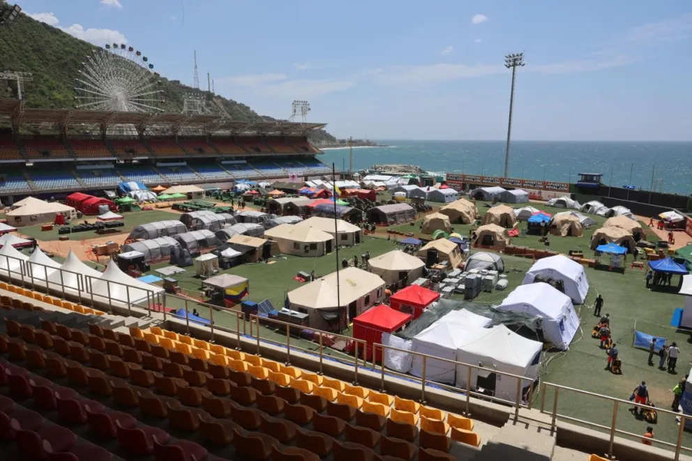 Un punto de concentración de entidades internacionales instalado para brindar ayuda a las personas afectadas por el doble terremoto de magnitudes 7,2 y 7,5, este miércoles, en Macuto, La Guaira (Venezuela). Foto: EFE
