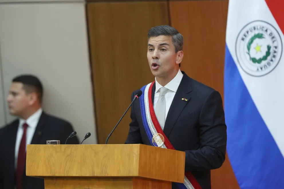El presidente de Paraguay, Santiago Peña (d), fue captado este 1 de julio, durante la presentación del tercer informe de gestión de su gobierno, en el Palacio Legislativo de Asunción (Paraguay). Foto: EFE