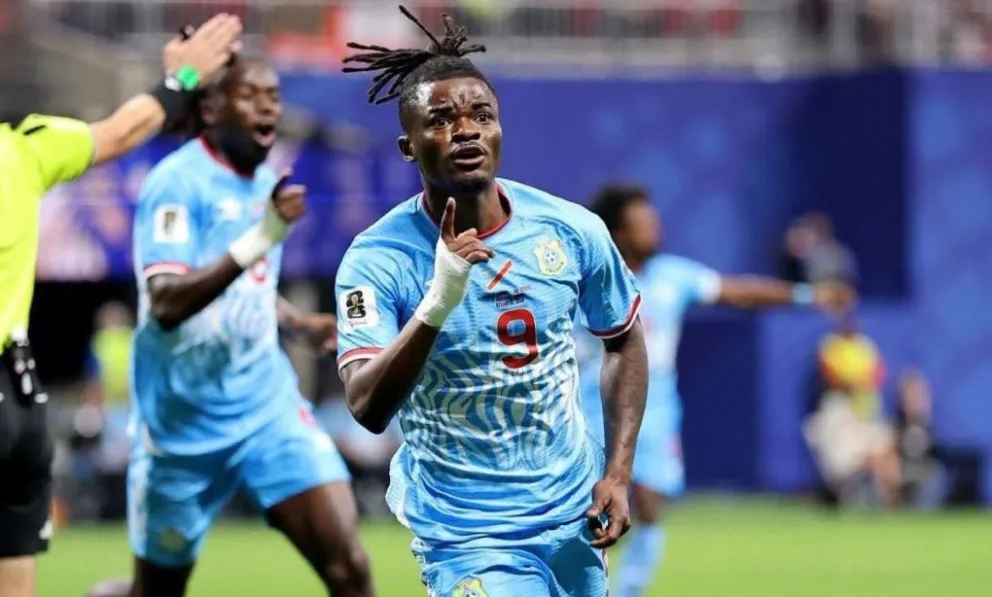 Brian Cipenga celebra el gol de RD Congo frente a Inglaterra por los dieciseisavos de final. Foto: FIFA