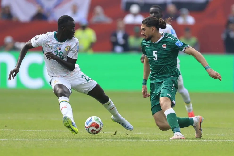 Pape Gueye (i) de Senegal disputa un balón con Akam Hashim de Irak. Foto: EFE