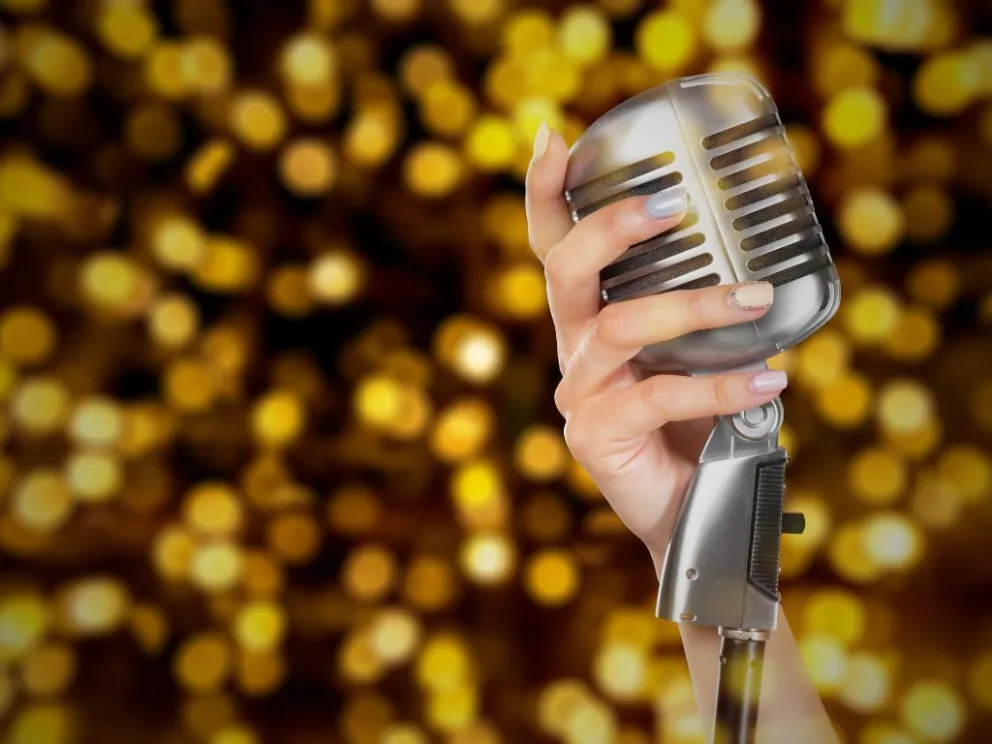 Una arista canta una canción. Imagen: Canva 