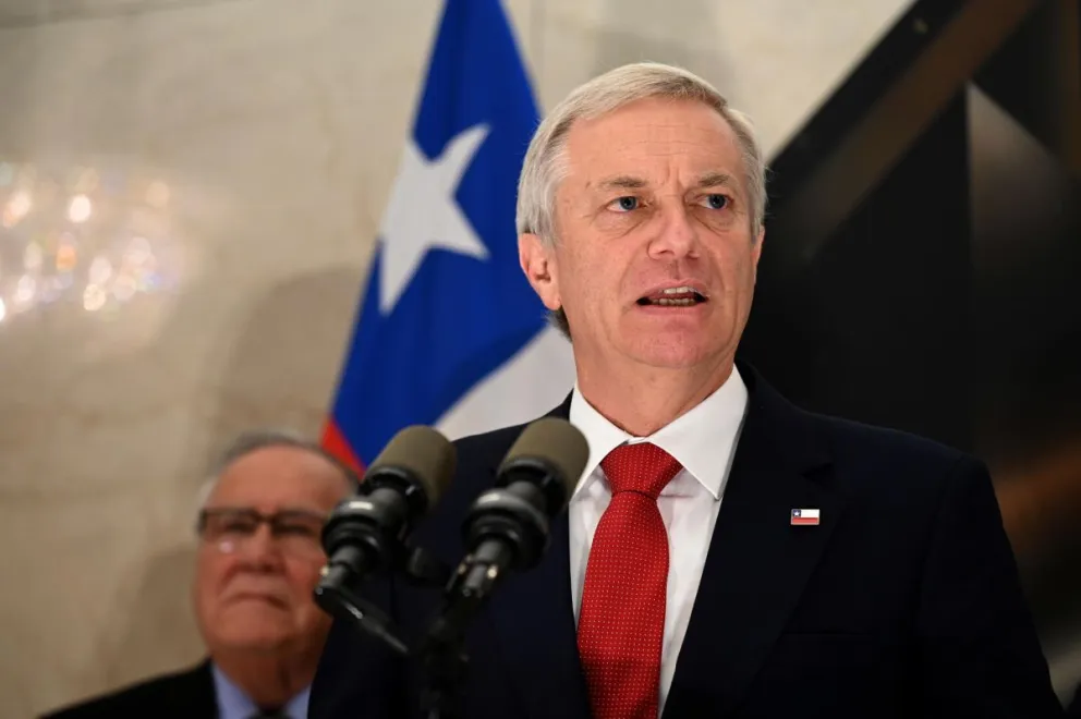 El presidente de Chile, José Antonio Kast, habla durante una conferencia de prensa luego de participar en un encuentro de líderes empresariales y autoridades nacionales e internacionales, en Montevideo (Uruguay). EFE