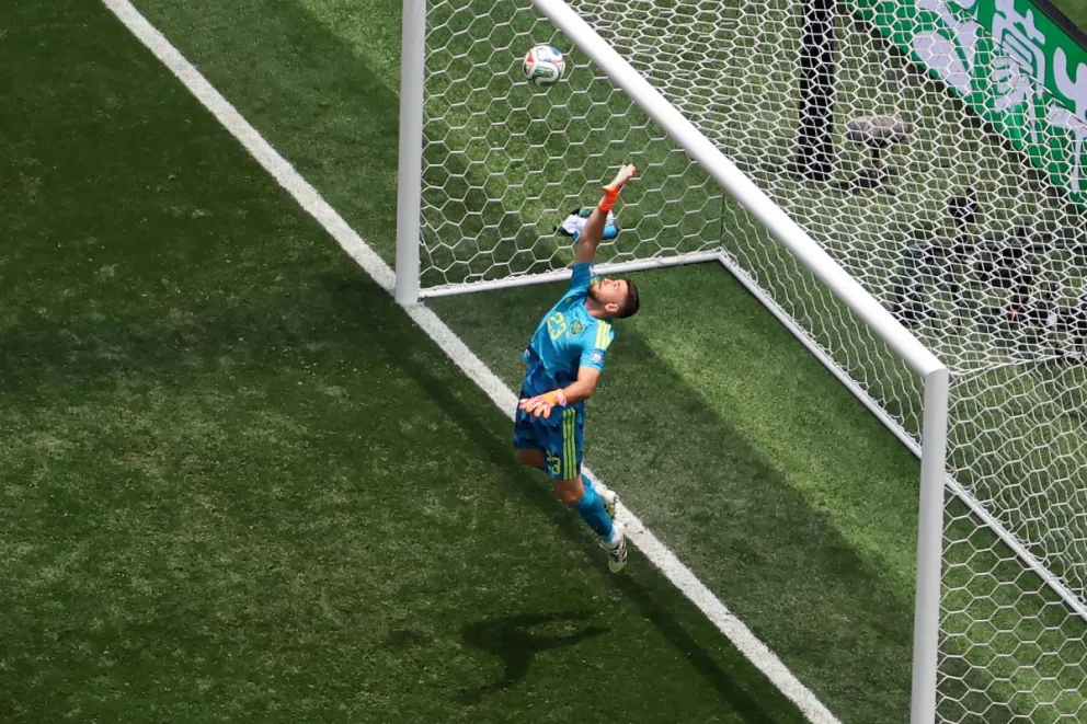 Unai Simón durante el cotejo de este jueves con España. Foto: EFE.