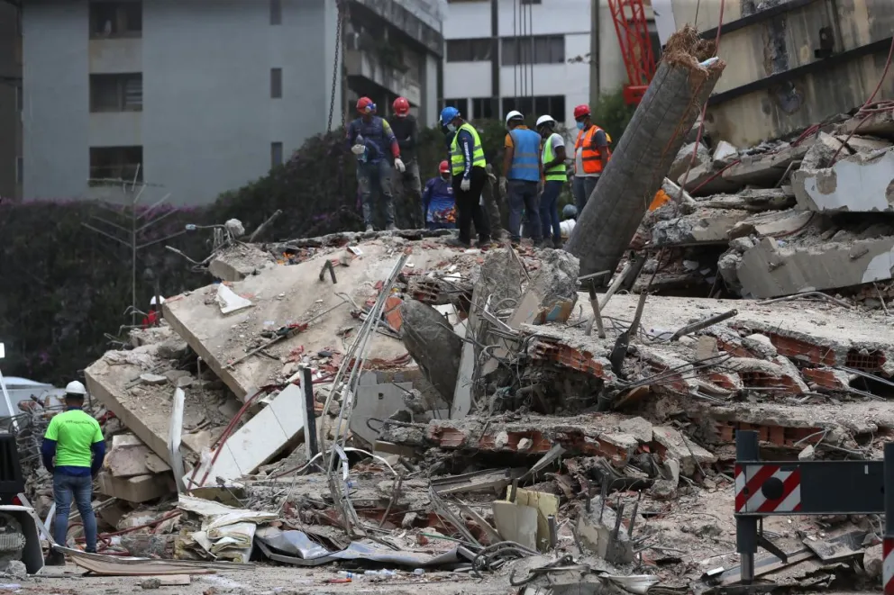 Fotografía de archivo de integrantes de cuerpos de rescate que realizan operaciones de búsqueda en edificaciones afectadas en Caracas (Venezuela). Foto: EFE