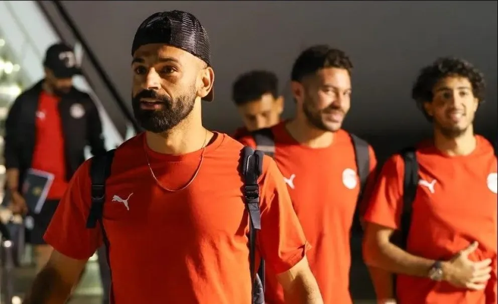 Mohamed Salah encabeza la fila de jugadores de Egipto a su llegada a Dallas. Crédito: Federación Egipcia