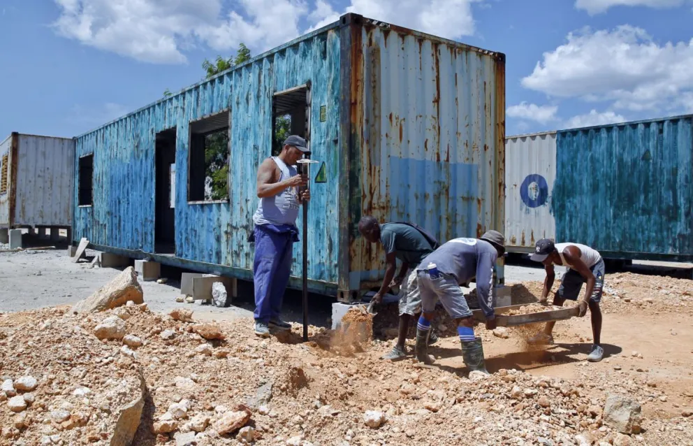 Fotografía del 25 de junio de 2026 de personas construyendo una vivienda en un contenedor en La Habana, (Cuba). Foto: EFE