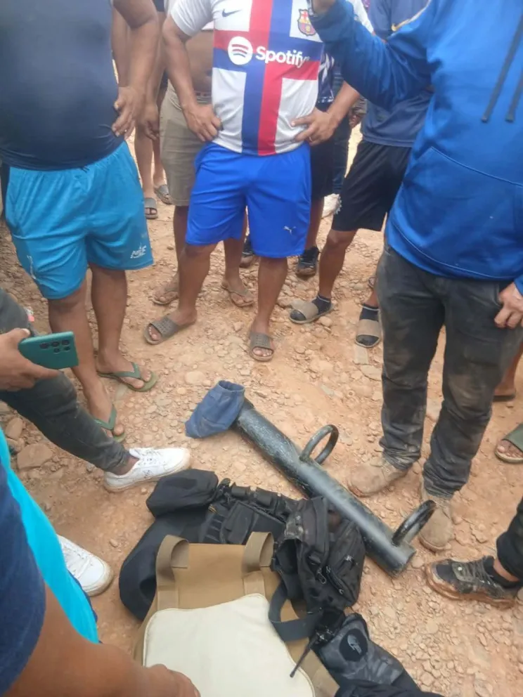 El grupo de choque del "clan familiar Poma" dejaron un morral con documentos de identidad, un celular el gas, municiones, un arma de fuego de 9 milímetros. Foto AJAM
