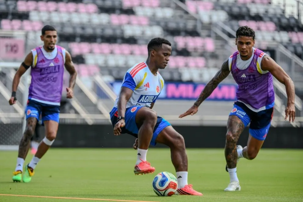 Jhon Arias controla la pelota, Richard Ríos sale a la marca en el último entrenamiento de Colombia antes de enfrentar a Ghana. Foto: FCF