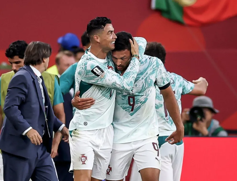 Ronaldo se abraza con Ramos, quien anotó el.segundo gol. Foto: BR
