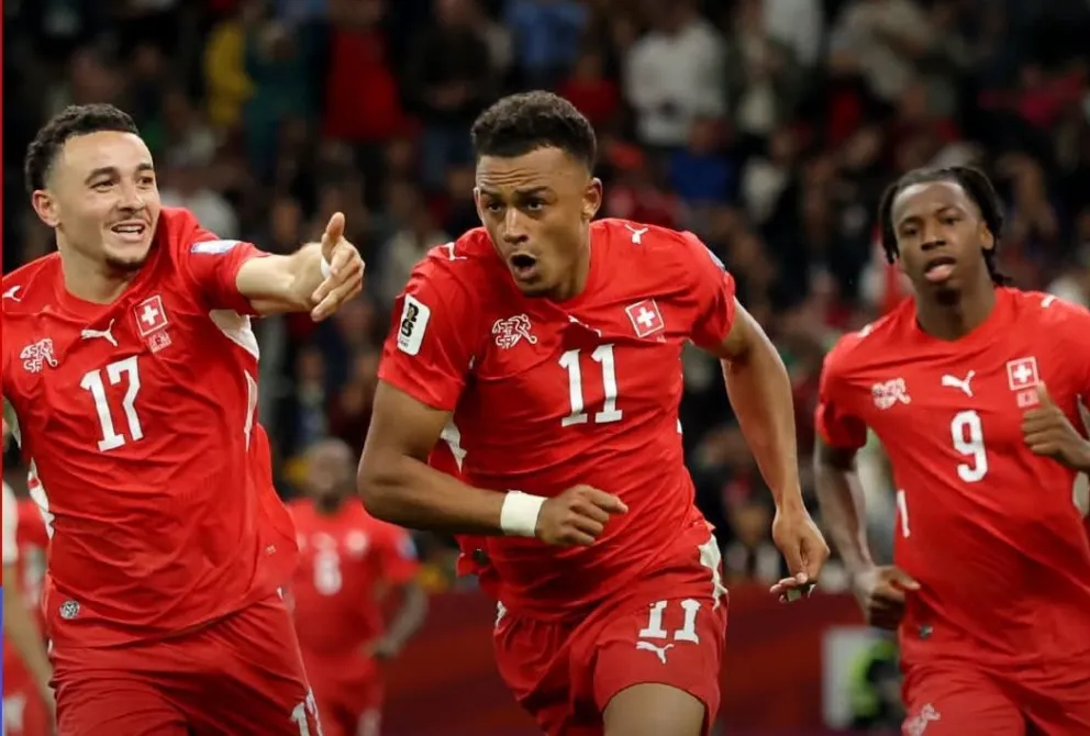 Los suizos festejan su primer gol ante los argelinos. Foto: FIFA.