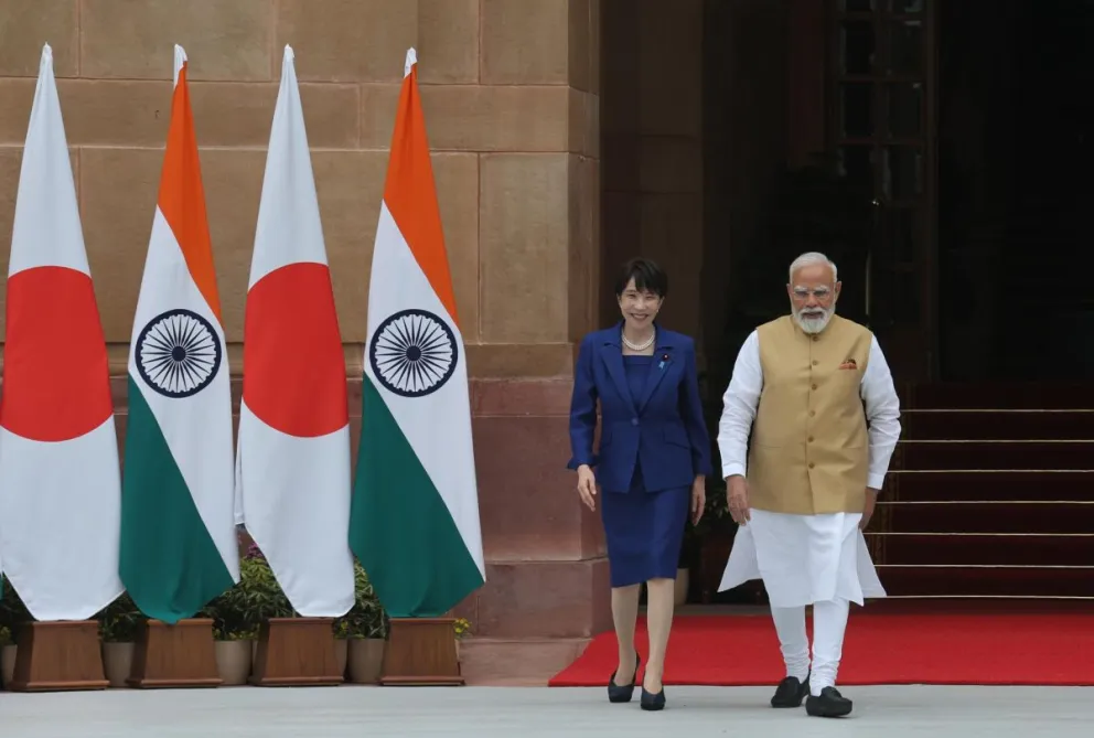 El primer ministro indio, Narendra Modi, da la bienvenida a la primera ministra japonesa, Sanae Takaichi, antes de su encuentro en la Casa Hyderabad en Nueva Delhi, en el marco de la visita de Estado de tres días de la mandataria nipona. Foto: EFE