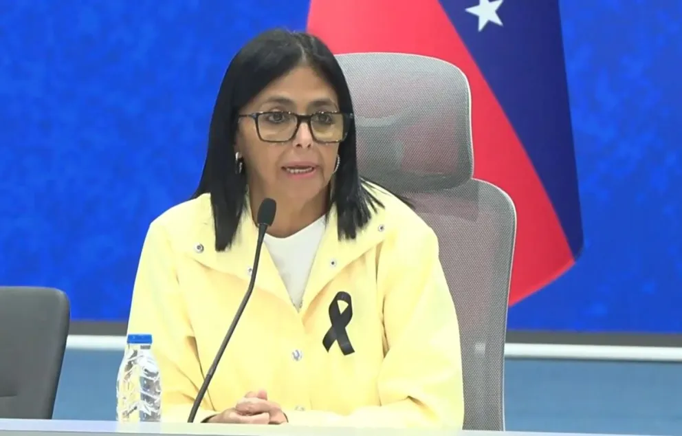 La presidenta encargada de Venezuela, Delcy Rodríguez, habla durante una declaración. Foto: EFE 