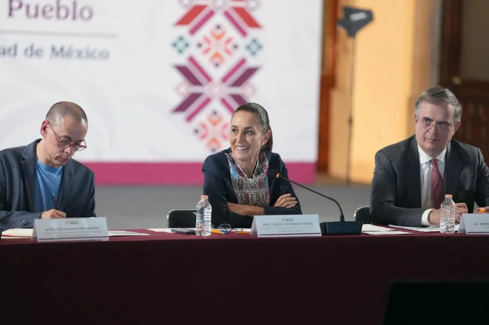La presidenta Claudia Sheinbaum (c), el secretario de Economía Marcelo Ebrard (d), y el titular de la Agencia Digital, José Antonio Peña Merino (i), durante una reunión con empresarios en el Palacio Nacional este jueves. Foto: EFE
