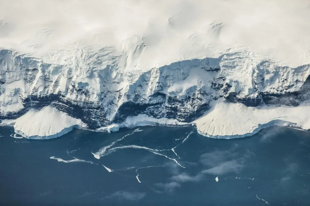 El hielo antártico se encuentra con la costa rocosa. Los investigadores rastrearon las características del paisaje desde el escarpe costero de dos kilómetros de altura de la Tierra de la Reina Maud hasta las montañas subglaciales de Gamburtsev. Foto: EFE 