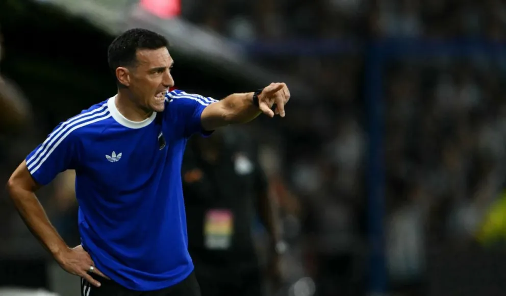 El seleccionador da instrucciones durante un partido. Foto: FIFA.