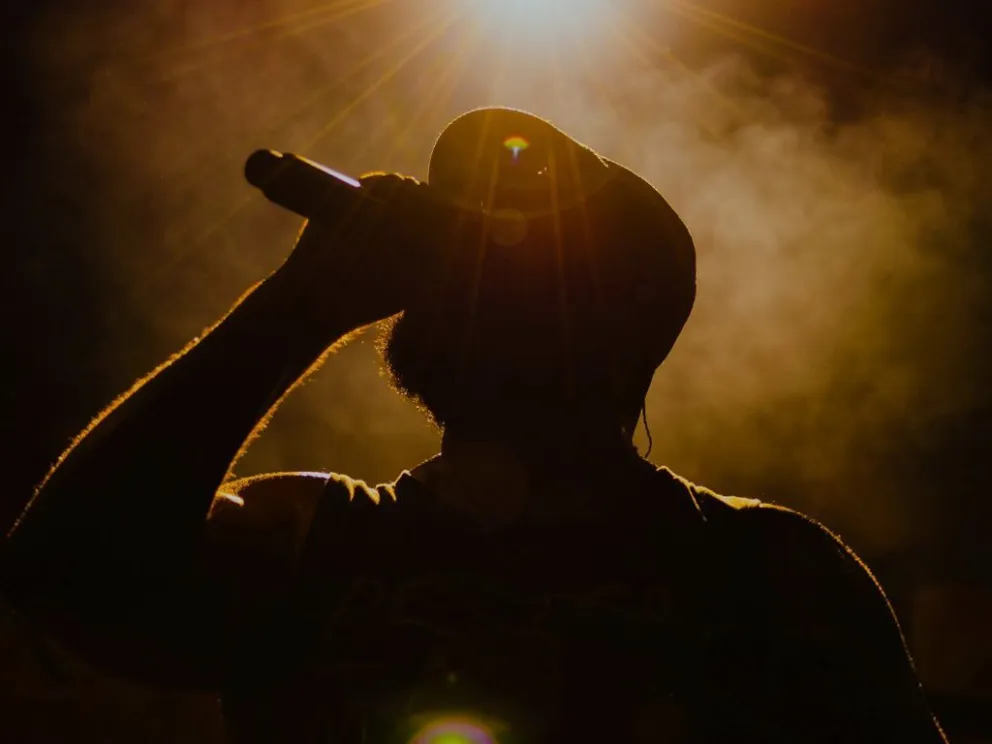 Un artista canta en un concierto (referencial). Imagen: Canva 