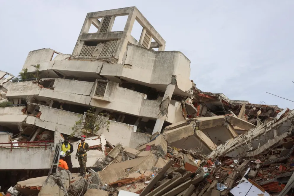 Rescatistas participan en la búsqueda de sobrevivientes tras el doble terremoto del 24 de junio, este viernes en Caraballeda, La Guaira (Venezuela). Foto: EFE