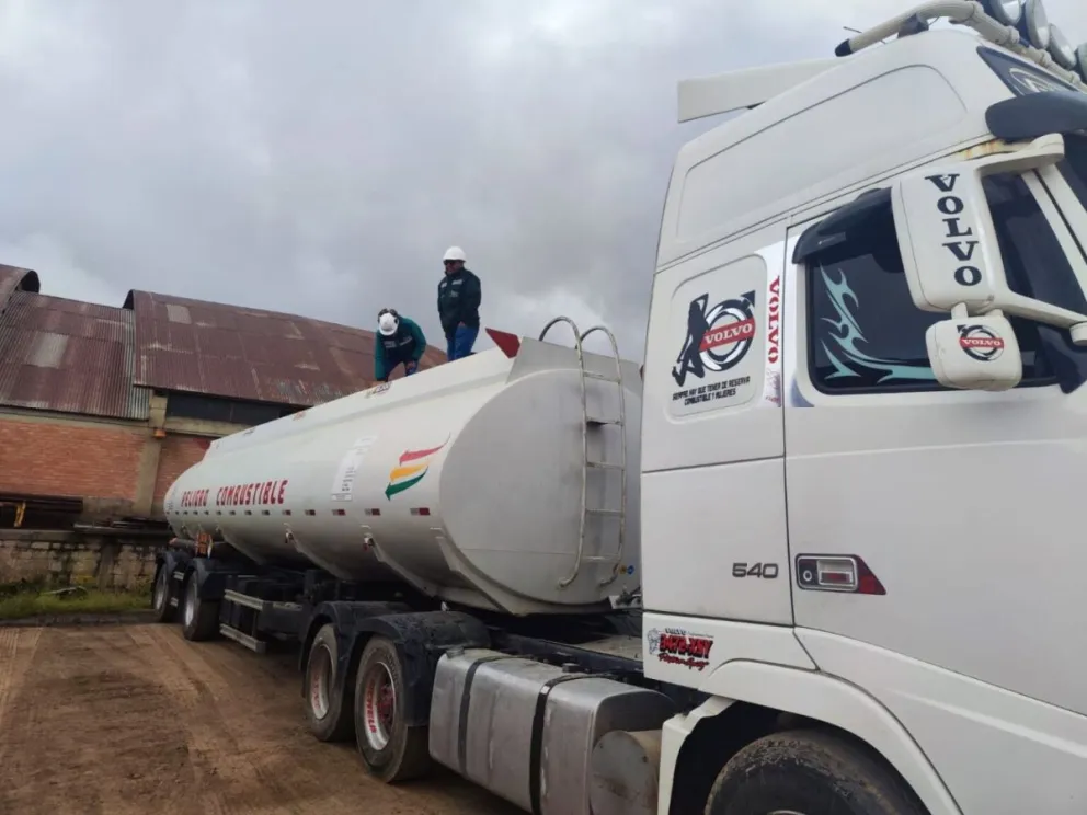 El Decreto Supremo 5644 autoriza a Yacimientos Petrolíferos Fiscales Bolivianos (YPFB) la importación de carburantes y no carburantes para su comercialización. Foto: YPFB