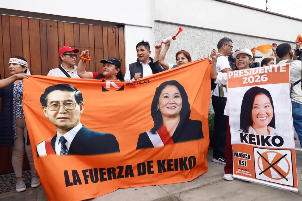 Simpatizantes de Keiko Fujimori sostienen carteles a la espera de su discurso tras ser declarada presidenta electa de Perú por parte del Jurado Nacional de Elecciones este viernes, en Lima (Perú). Foto: EFE