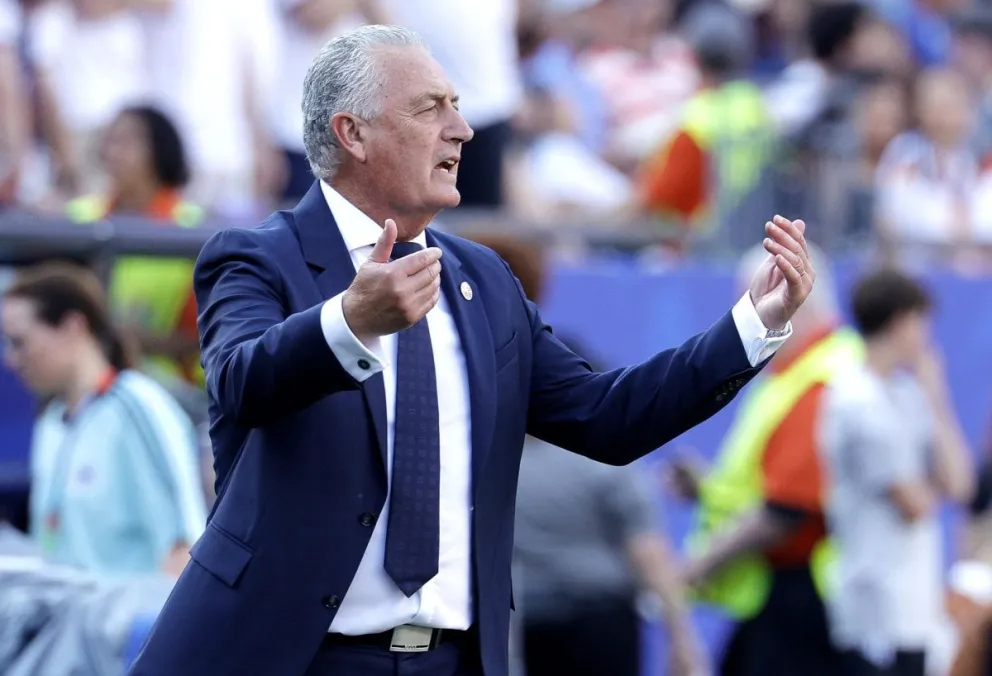 Alfaro da instrucciones en un cotejo del Mundial 2026. Foto: EFE.