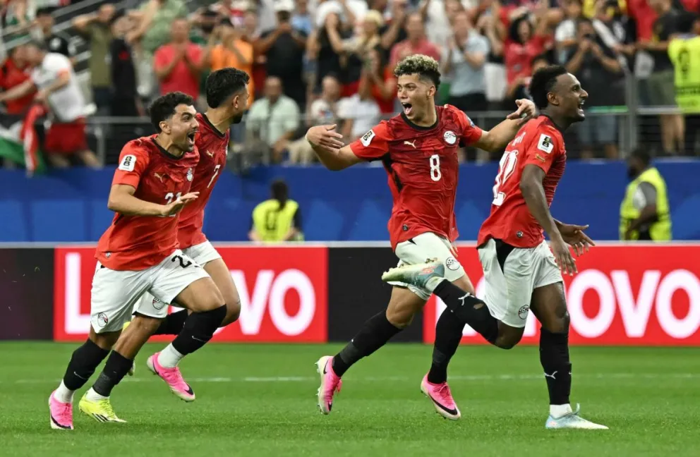Los egipcios festejan su pase de ronda a octavos de final. Foto: FIFA.
