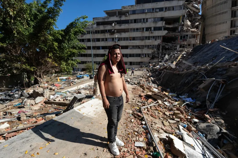 Eduar Velázquez busca a sus familiares entre los escombros de un edificio afectado por el terremoto doble del 24 de junio, este 1 de julio de 2026, en La Guaira (Venezuela). EFE