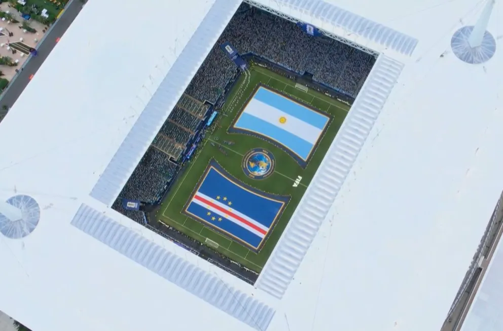 Imagen panorámica del estadio y la ceremonia previa al encuentro. Foto: Internet.