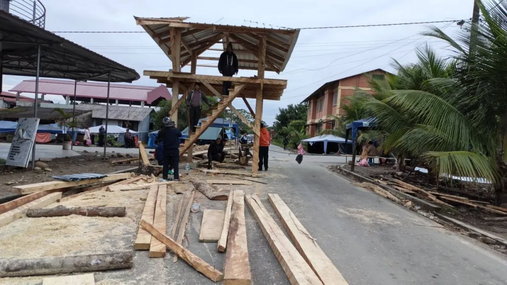 Cocaleros e interculturales construyen un puesto de control en Lauca Ñ, donde se halla oculto el expresidente Evo Morales. Foto: Radio Tv Mamoré.