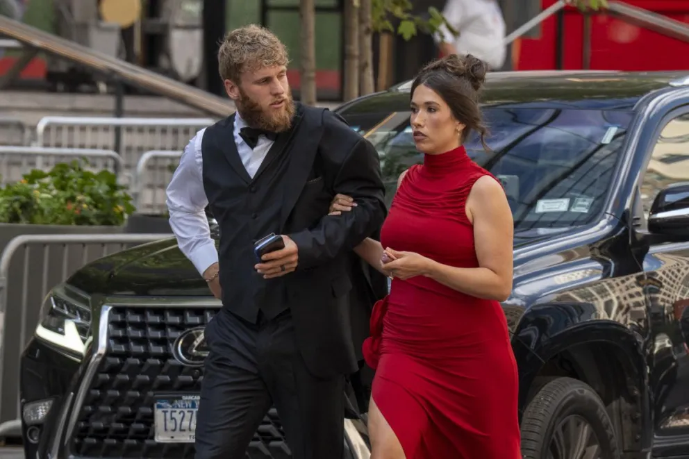 Cooper Kupp (i) y su esposa Anna Marie Kupp llegan la boda de la cantante Taylor Swift con el jugador de fútbol americano Travis Kelce este viernes, en el Madison Square Garden en Nueva York (Estados Unidos). Foto: EFE
