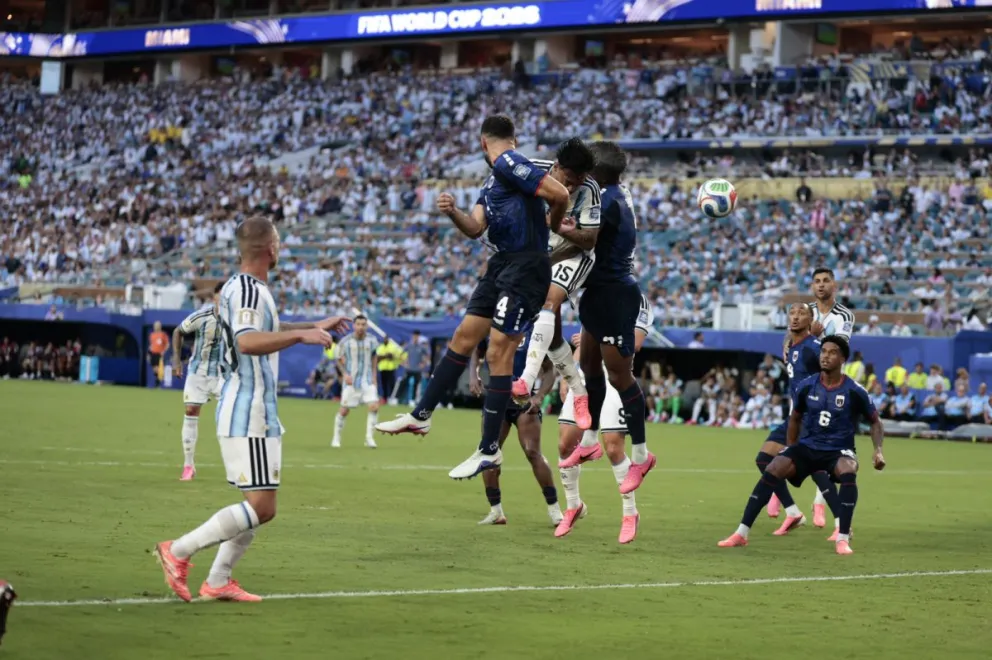 Incidencia entre Argentina (de celeste) y Cabo Verde. Foto: AFA.