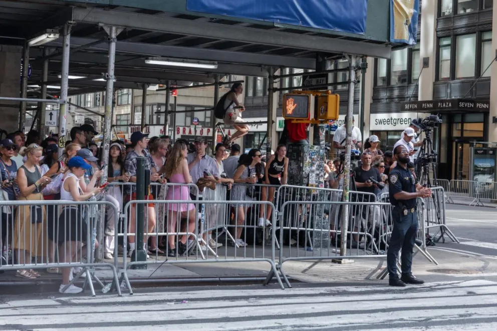 Curiosos y representantes de los medios de comunicación intentan ver a los invitados famosos a las afueras del Madison Square Garden antes de la celebración de la boda de Taylor Swift y Travis Kelce en Nueva York, EE.UU. Foto: EFE
