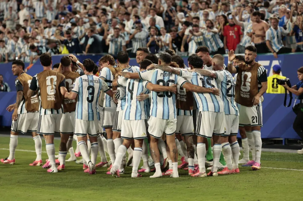 Los argentinos festejan su victoria de este viernes. Foto: AFA.
