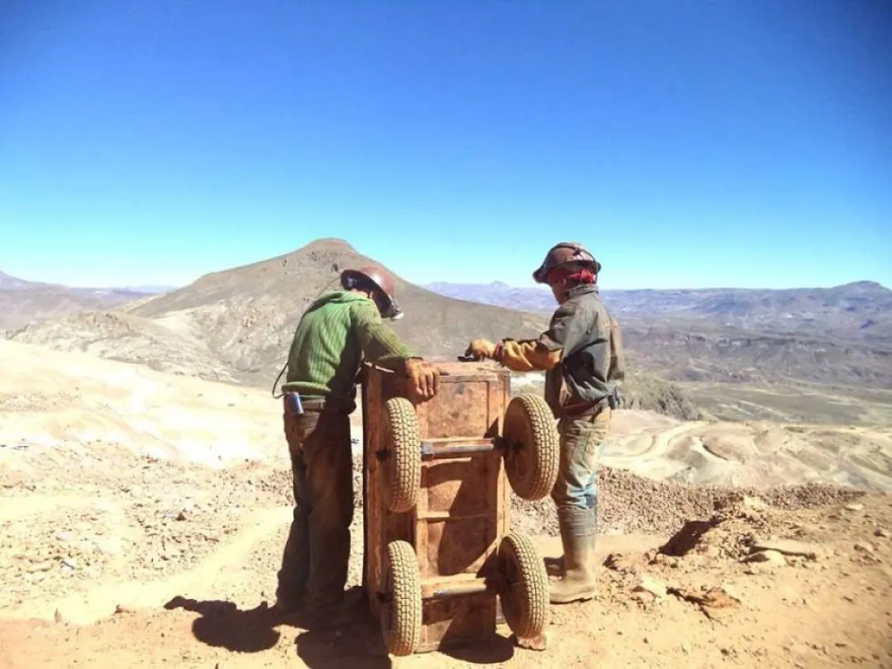 Menores de edad trabajan en interior mina, en el departamento de Potosí. Foto: El Potosí