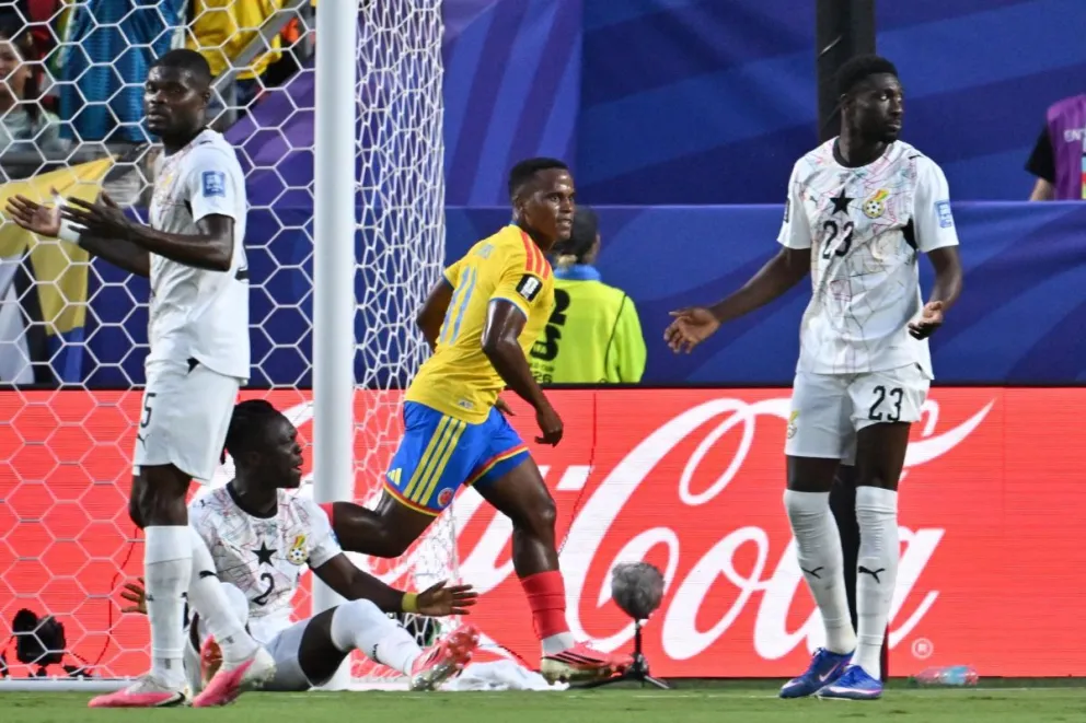 Jhon Arias (centro) celebra su gol a Ghana. Foto: EFE.